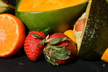 Siyah arkaplanda çeşitli meyveler