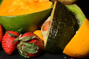 Siyah arkaplanda çeşitli meyveler