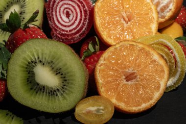 Bir tabak meyve ve çeşitli dilimlenmiş meyveler.