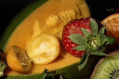 Siyah arka planda çeşitli meyve ve sebzeler