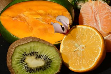 Masada çeşitli meyve ve sebzeler var.