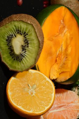 Masanın üzerindeki bir demet meyve.