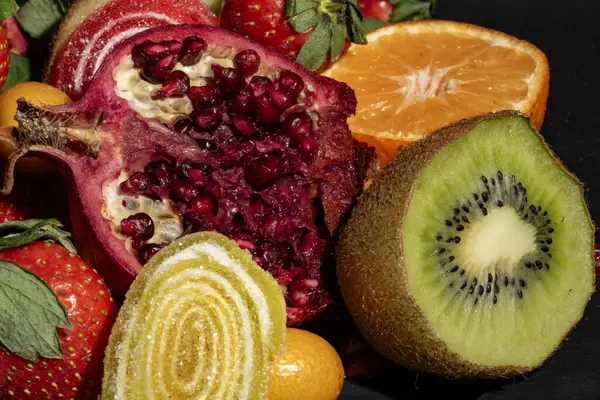 Masanın üzerindeki bir demet meyve.