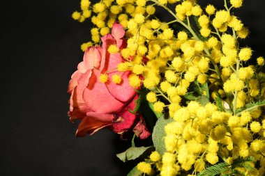 Karanlık arka planda güzel çiçekler. bahar konsepti.