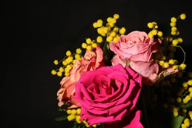 Karanlık arka planda güzel çiçekler. bahar konsepti.