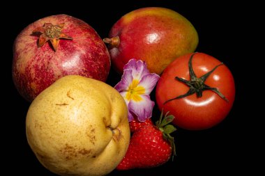 Siyah zemin üzerinde taze organik meyveler
