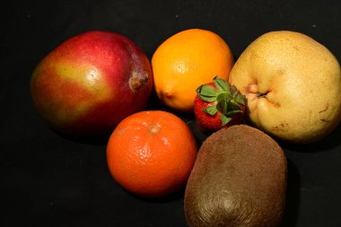 beyaz arkaplanda farklı meyveler