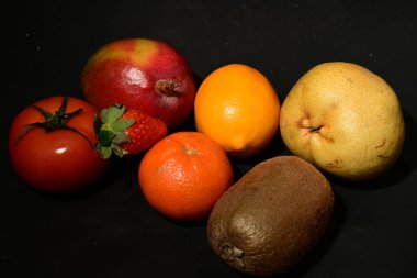 Masanın üzerinde farklı meyve