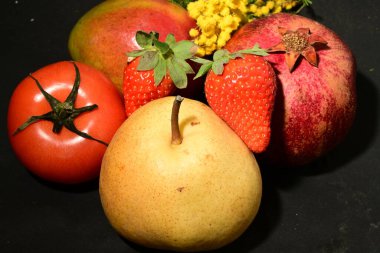 Siyah arka planda olgun meyveler