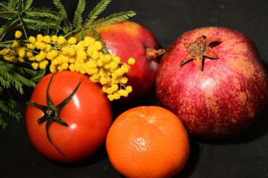 Siyah arka planda taze meyve, sebze ve meyveler