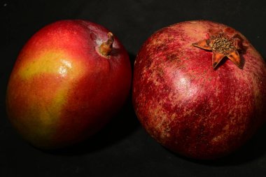 Siyah zemin üzerinde kırmızı ve siyah tropikal meyveler