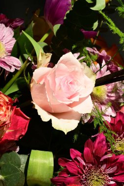 Güzel, parlak bir buket çiçeğe yakın.