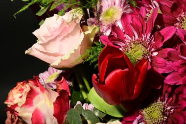 Güzel, parlak bir buket çiçeğe yakın.