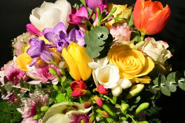 Güzel, parlak bir buket çiçeğe yakın.