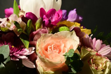 Güzel, parlak bir buket çiçeğe yakın.