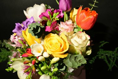 Güzel, parlak bir çiçek buketi, stüdyo çekimi. 