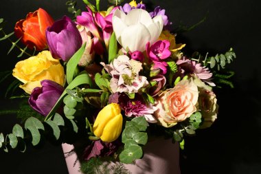 Güzel, parlak bir çiçek buketi, stüdyo çekimi. 