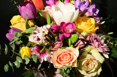 Güzel, parlak bir çiçek buketi, stüdyo çekimi. 