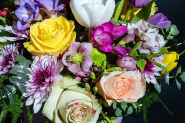 Koyu arkaplandaki güzel çiçekleri kapat. 