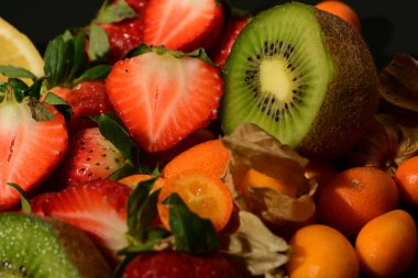 Siyah zemin üzerinde taze meyveler