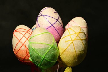 Siyah arkaplanda paskalya yumurtası süslemesi 