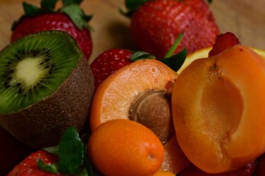 kivi, kayısı ve çilek.