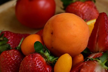 kivi, kayısı ve çilek.