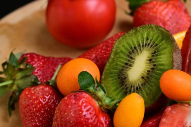 kivi, kayısı ve çilek.