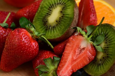 Taze çilek ve kivi, manzarayı kapatın. 