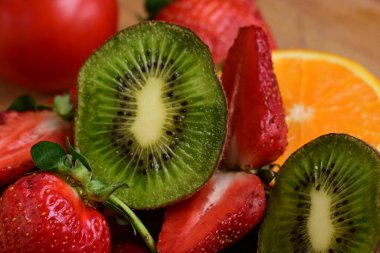 Taze çilek ve kivi, manzarayı kapatın. 