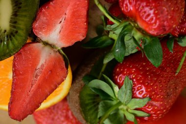 Taze çilek ve kivi, manzarayı kapatın. 