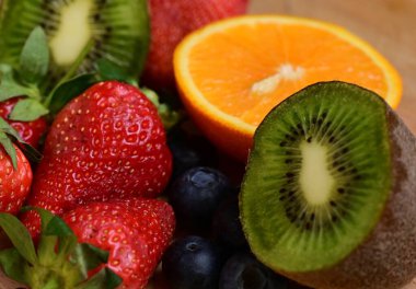 Masadaki meyve ve böğürtlen manzarasını kapat 