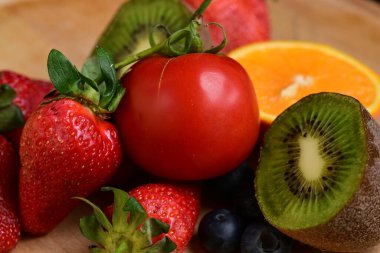 ahşap bir masa üzerinde taze çilek