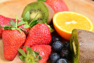 Masadaki meyve ve böğürtlen manzarasını kapat 