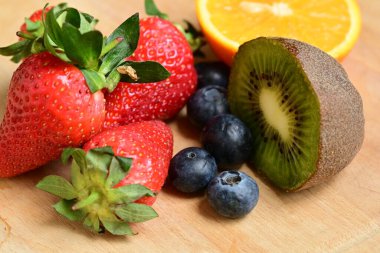 Masadaki meyve ve böğürtlen manzarasını kapat 