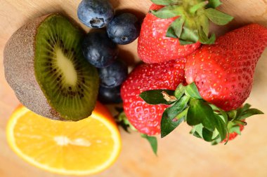 Masadaki meyve ve böğürtlen manzarasını kapat 