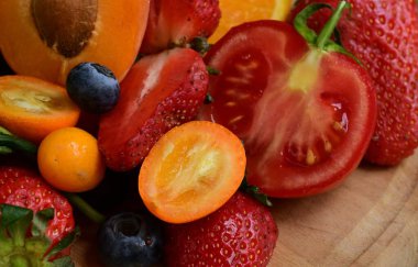 Taze meyve ve böğürtlen yarılarını kapatın.