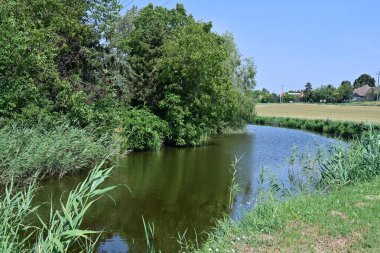 Kırsalda küçük bir göl