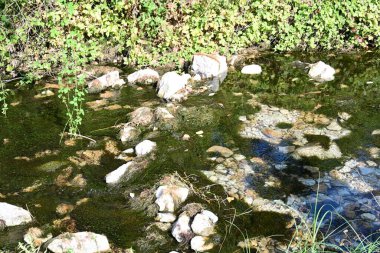 Nehrin dağlardaki güzel manzarası doğanın arka planında