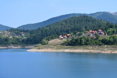 Yeşil dağlardaki nehir manzarası