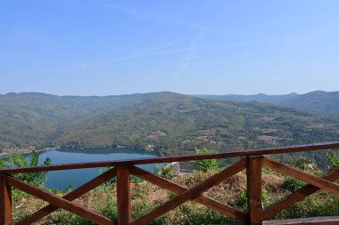 Dağlarda göl