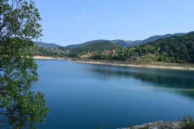 Yeşil dağlardaki nehir manzarası