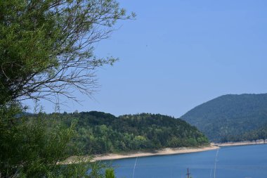 Yeşil dağlardaki nehir manzarası