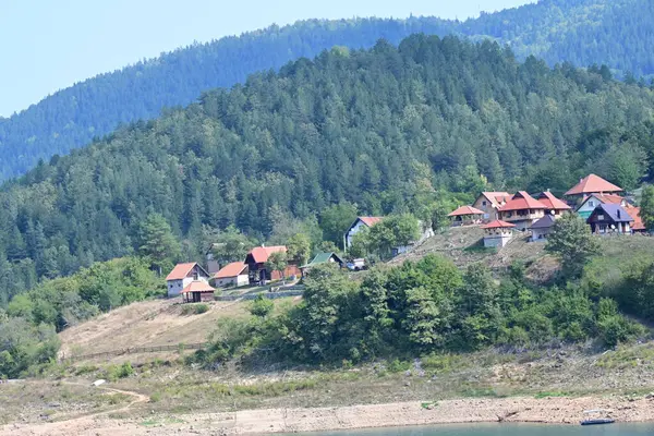 Yeşil dağlardaki nehir manzarası