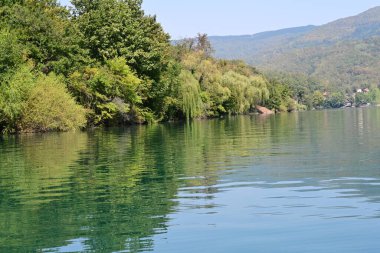 Gölün güzel manzarası 
