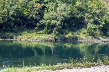 Yeşil dağların göl