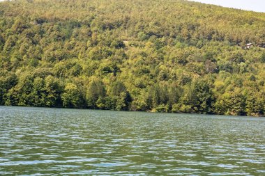 Yeşil dağların göl