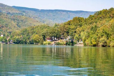 Dağlarda yeşil göl