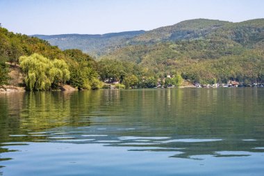 Dağlarda yeşil göl