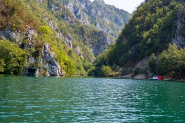 Dağlarda yeşil göl